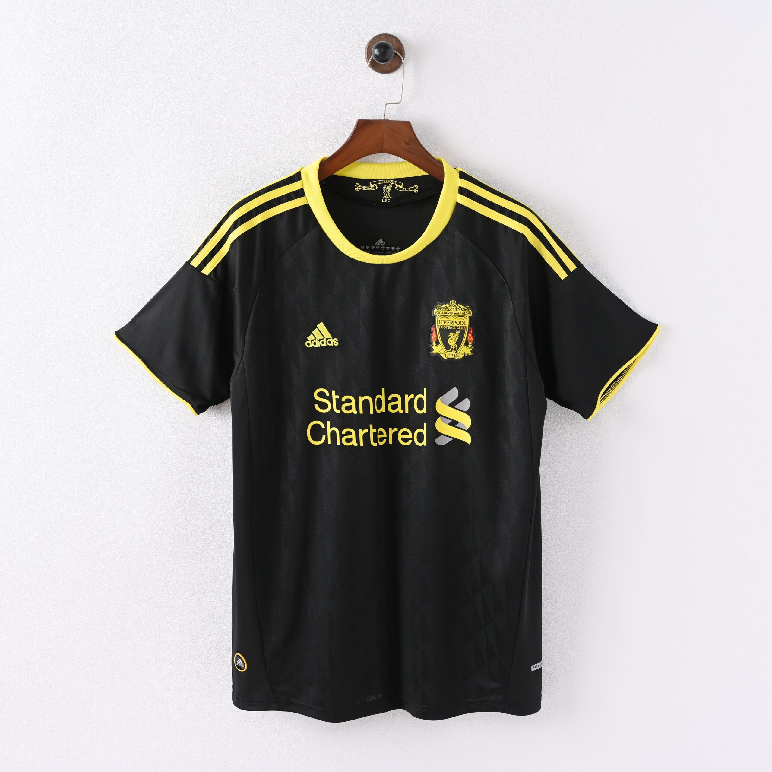 maillot-liverpool-2010-2011-third-vintage-retro-1 Maillot Liverpool Retro Vintage 2010-2011 Third Homme | Foot Sport – Image 1